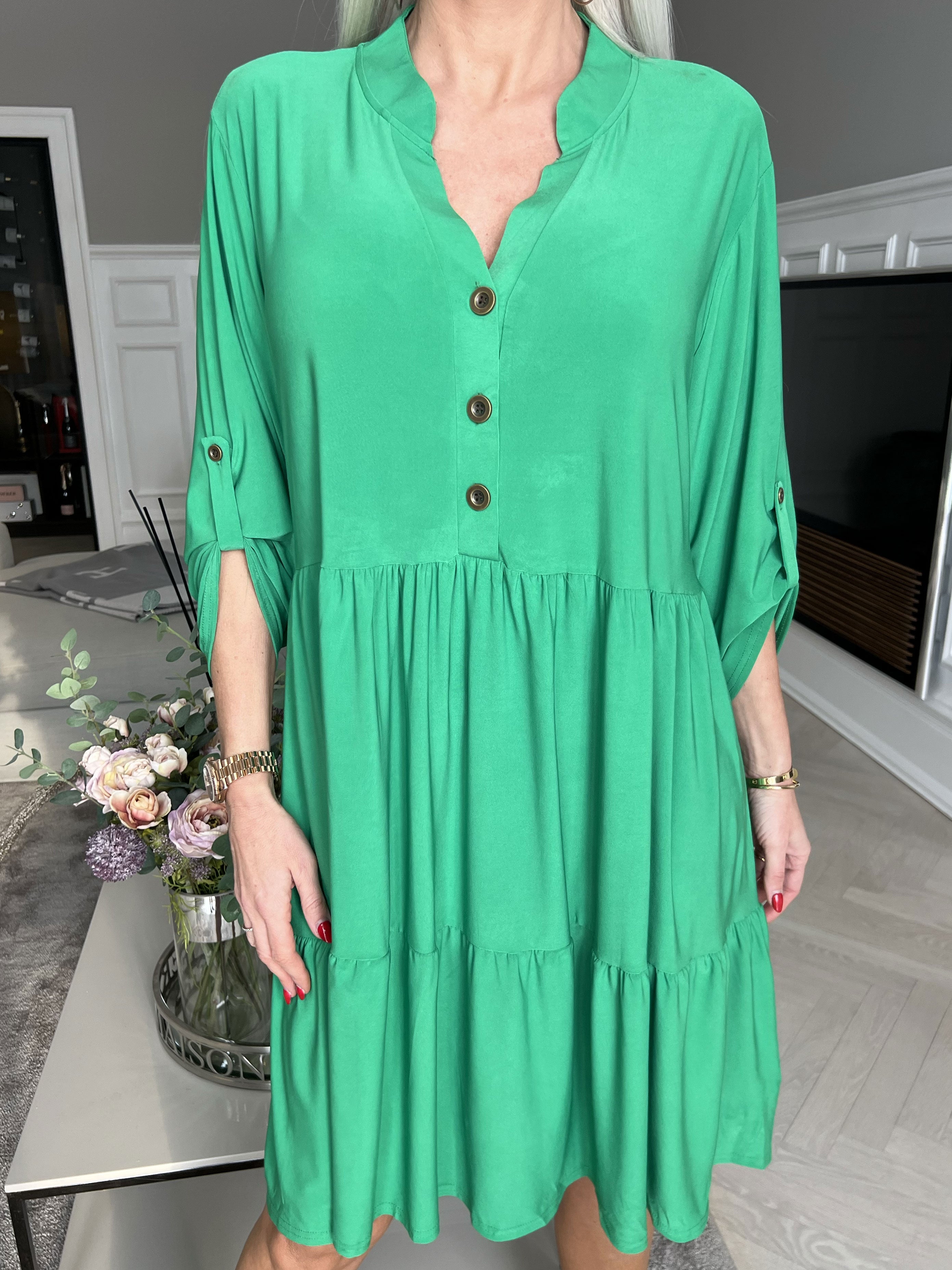 Milano Plain Midi - Ensfarvet kjole med lag på lag look